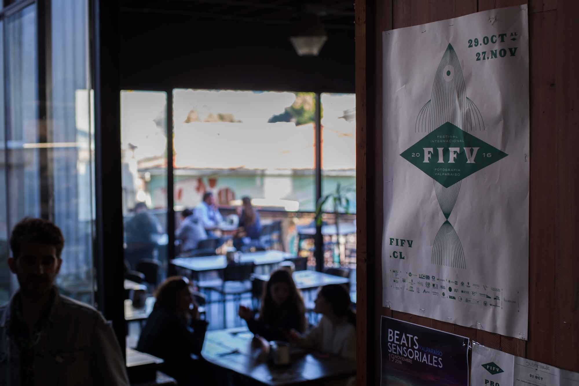 Invitados participan en Díalogos Fotográficos en el Restaurant El Internado en el marco de la 7ª edición del Festival Internacional de Fotografía en Valparaíso, FIFV 2016. ©Ignacio Lamas