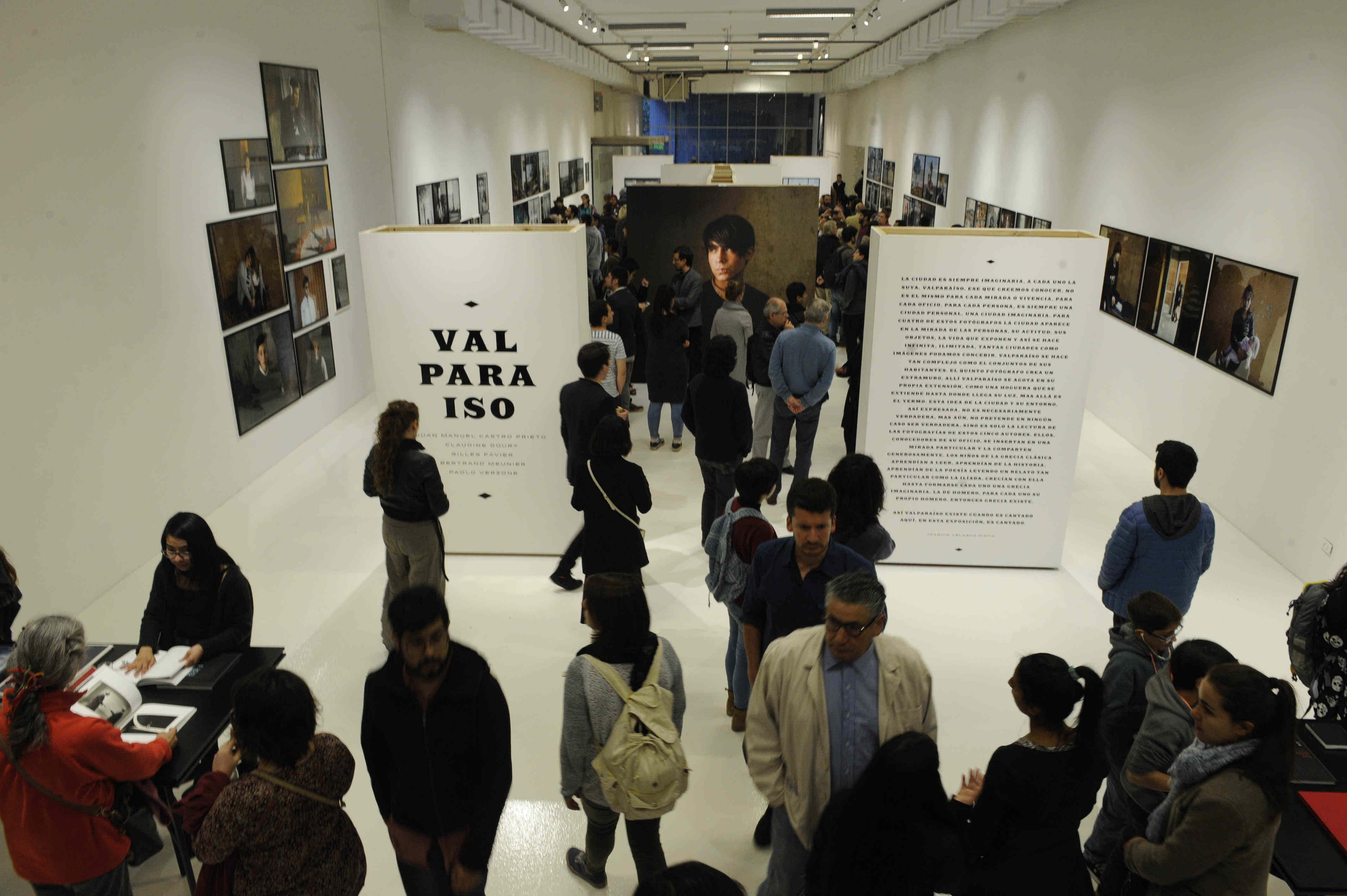Cientos de personas asistieron a la 7ª edición del Festival Internacional de Fotografía en Valparaíso, FIFV 2016. ©Victor Ruiz Caballero