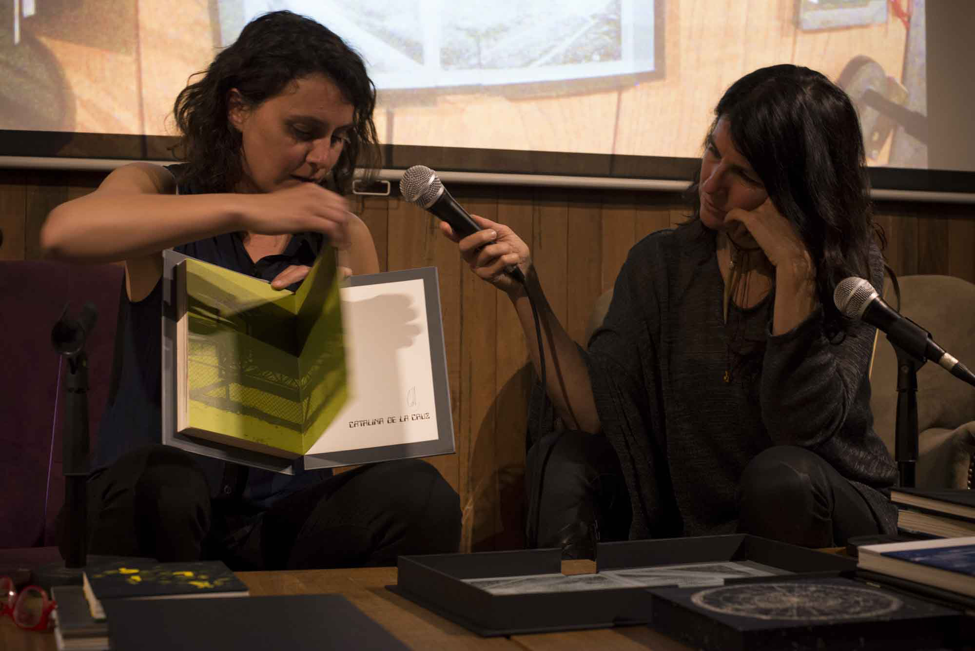 Isabel Fernández y Catalina de la Cruz (Chile) participan en Dj Book, FIFV 2016. ©Ignacio Lamas