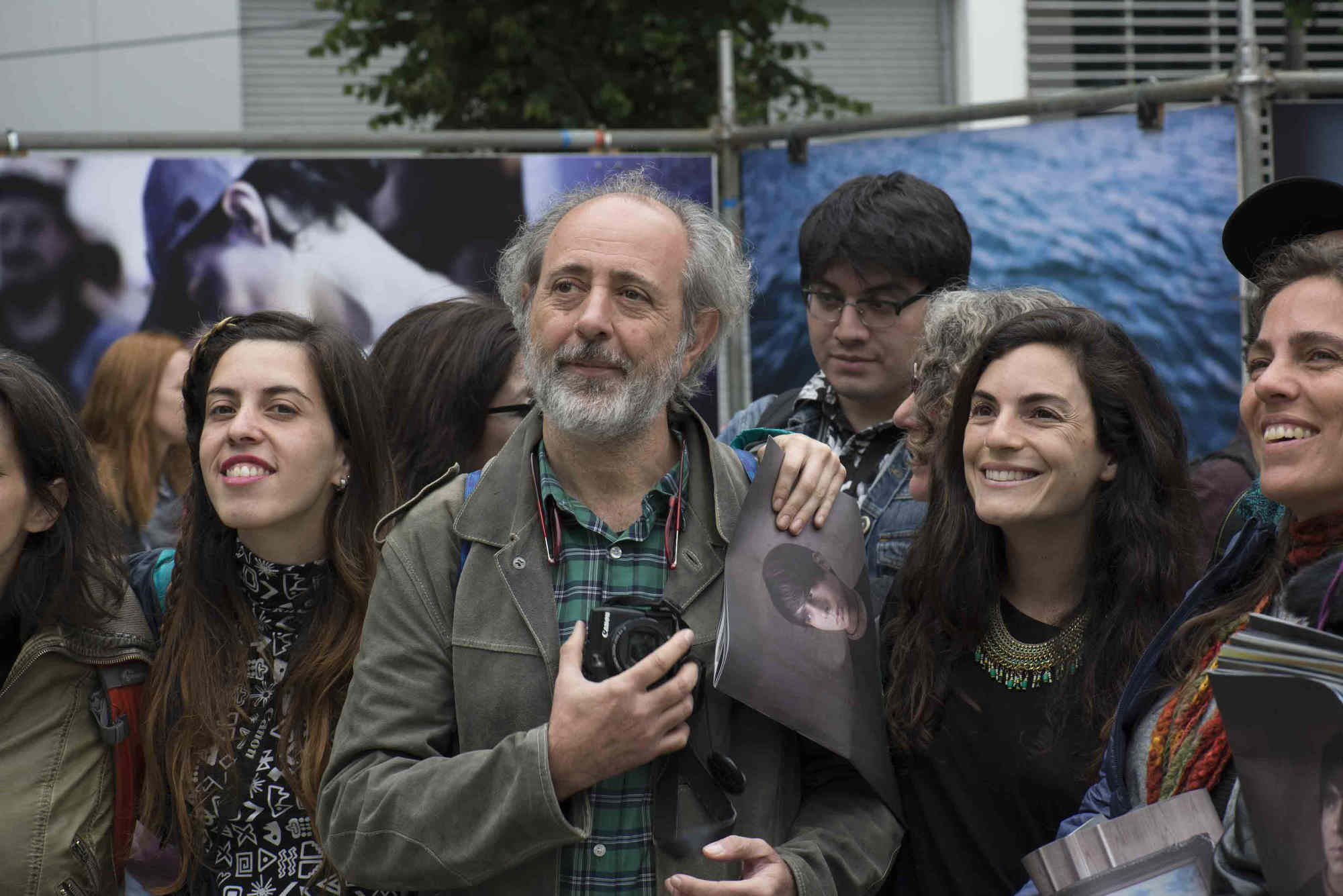 Dario Coletti (C) participa de la inaugura la exposición de workshops y Brigadistas de la 7ª edición del Festival Internacional de Fotografía en Valparaíso, FIFV 2016. ©Ignacio Lamas